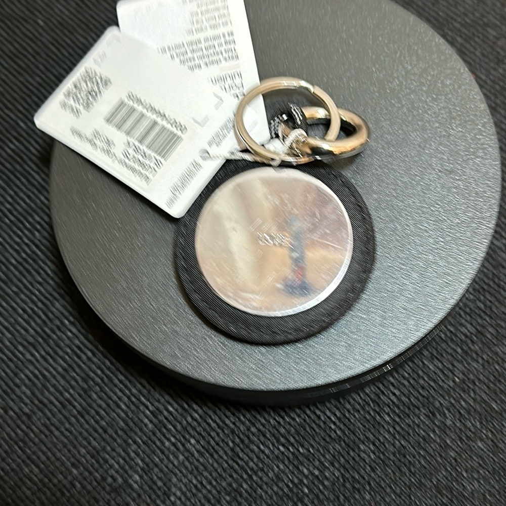 Lululemon Logo Keychain - Picture 3 of 6